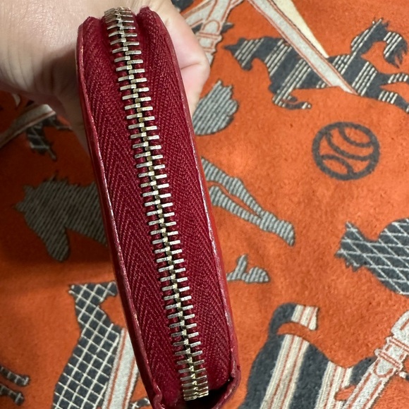 YVES SAINT LAURENT ❤️🌟 PATENT LEATHER RED ZIPPY WALLET ⭐️ - Picture 4 of 8